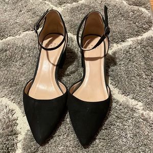 Black pointy dress shoe